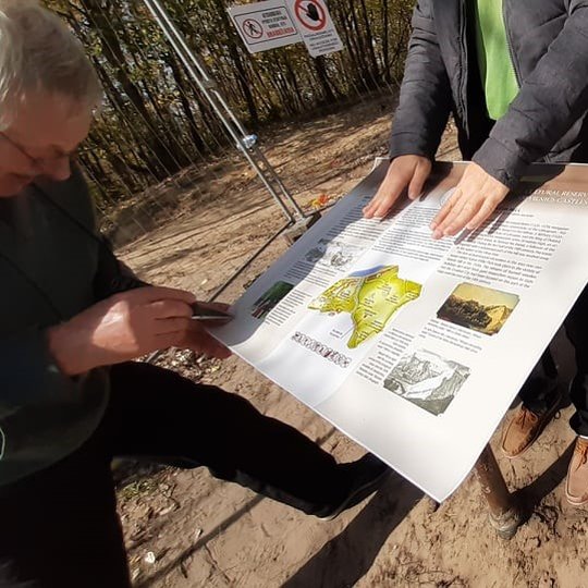 Klijuoja plėvelė su tekstu ant informacinės lentos.