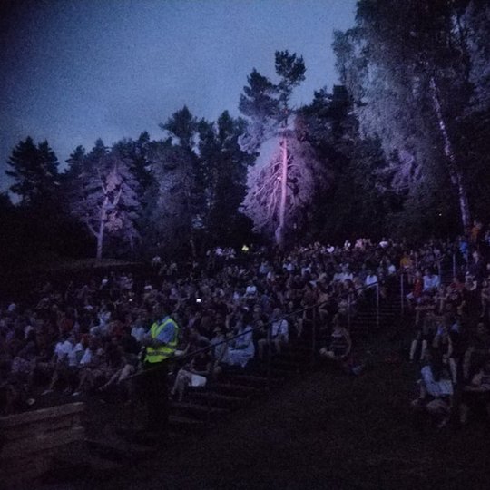 Kalnų parke prasidėjo katalonų kūrėjų „Animal Religion“ šiuolaikinio cirko spektaklis – žaidimas „Tauromàquina“.