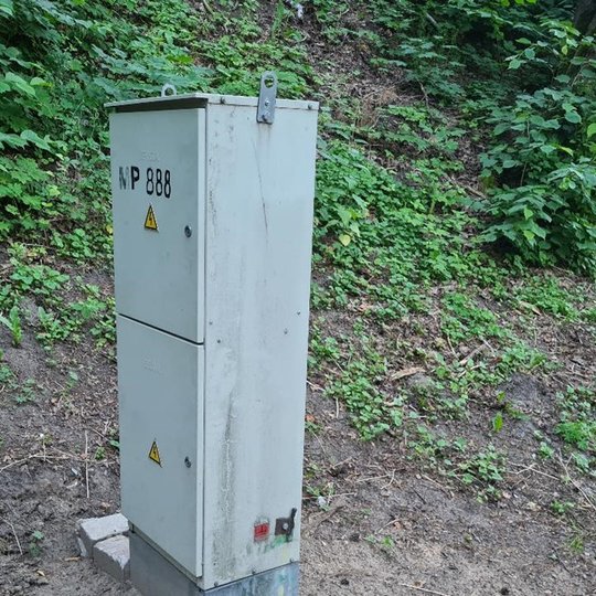 Sena elektors spinta laukia dažymo. Metalinė dėžė yra pilkos spalvos.