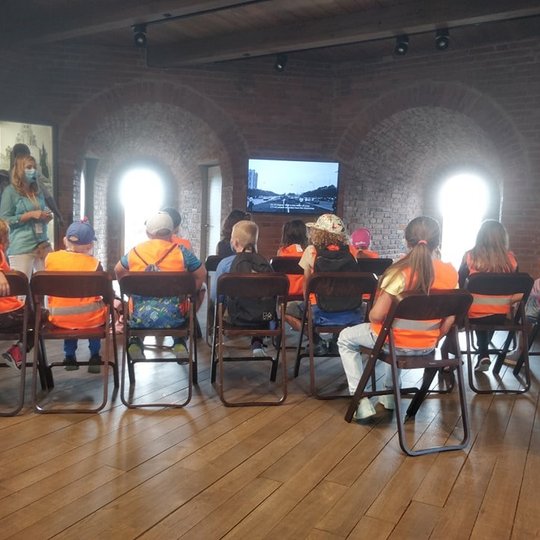 Gedimino pilies bokšte vaikai žiūri video projekciją, kurioje atvaizduoti keli amžiai, kaip keitėsi vaizdai pro bokšto langus, kaip keitėsi pati Vilniaus pilių teritorija.