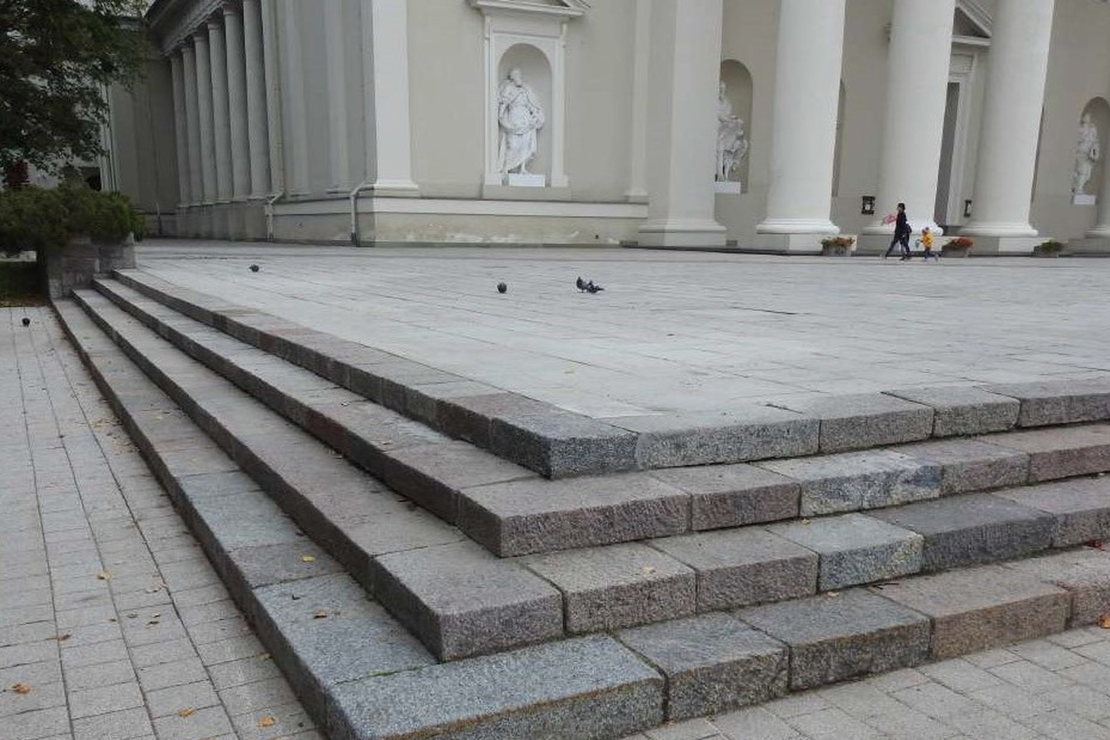 Katedros aikštės laiptuose atsirado tarpų. Laiptų pakopos grąžintos į savo pirminę vietą, jos tarpusavyje surištos panaudojant skiedinius.