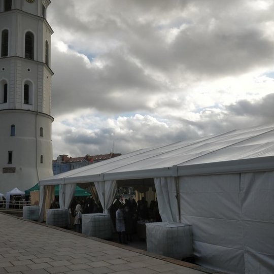 SOSTINĖS DIENOS 2021. Prie varpinės įsikūrusi KNYGŲ AIKŠTĖ. Palapinėse pardavinėjamos knygos.