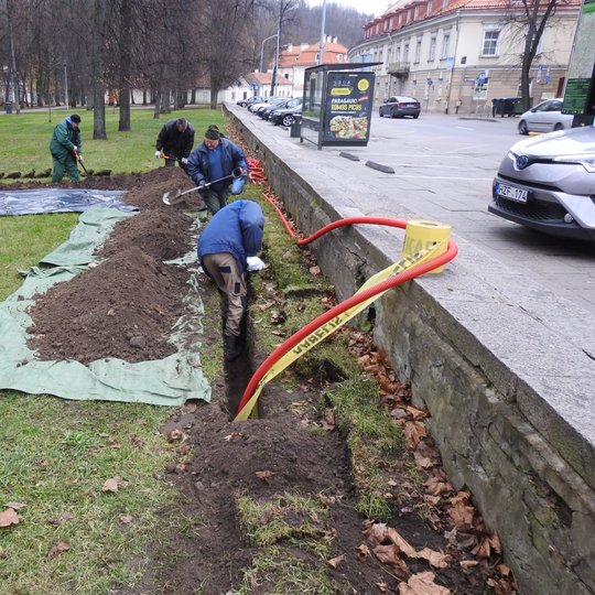 Darbininkai darbuojasi netoli Barboros Radvilaitės gatvės. Jie kasa griovį elektros kabeliui pratiesti. Iškasta žemė tvarkingai supilta ant plėvėlės.