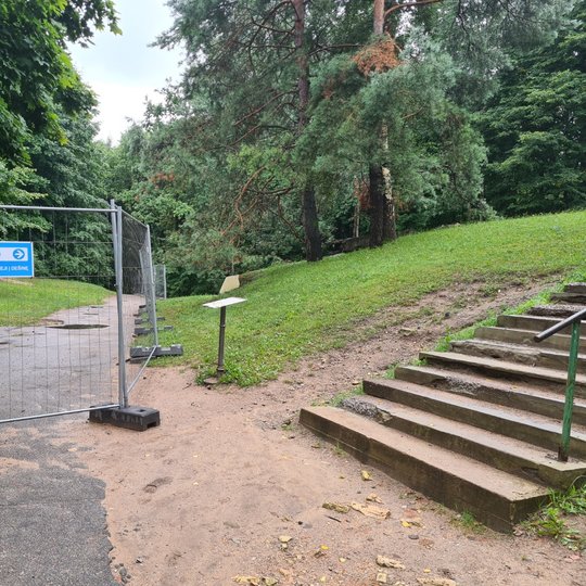 Kalnų parke, netoli Trijų Kryžių paminklo, aptverta pirmoji statybvietė. Čia rangovas planuoja pradėti tvarkymo darbus: sutvarkyti aplink Karigailos kalną asfaltuotą taką, įrengti pėsčiųjų takus Bekešo kalno laiptų link, likviduoti lankytojų užmindžiotus 