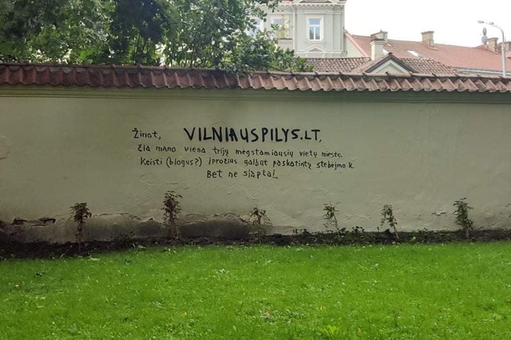 Terlionės ant Kirdėjų rūmų tvoros. Neįpusėjus rudeniui, siena vėl išmarginta terlionėmis ir palinkėjimais direkcijai.