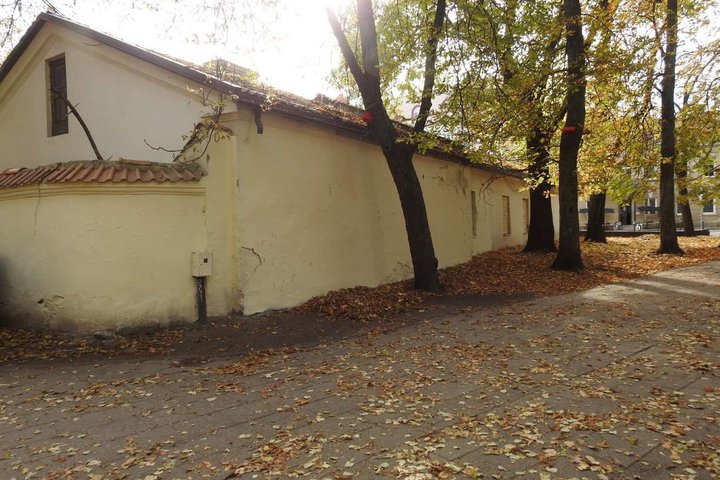 Neišterliota Kirdėjų rūmų siena. Ką tik pašalinti grafffiti piešiniai, esantys ant Kirdėjų rūmų.