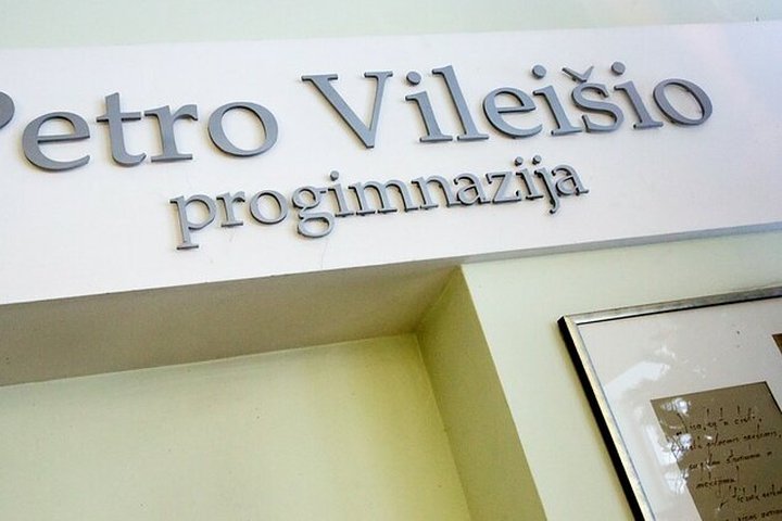 Nuotraukoje ant sienos užrašyta Petro Vileišio progimnazija.