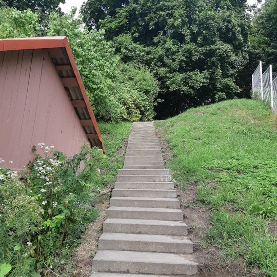 Tarp dviejų pastatų, pažymėtų numeriais 22 ir 24, yra betoniniai laiptai, vedantys Gedimino kapo piliakalnio, Altanos kalno ir Didžiosios Griovos link. Patys laiptai jau yra už Vilniaus pilių rezervato ribų ir priklauso Vilniaus miestui. Paraginti direkci
