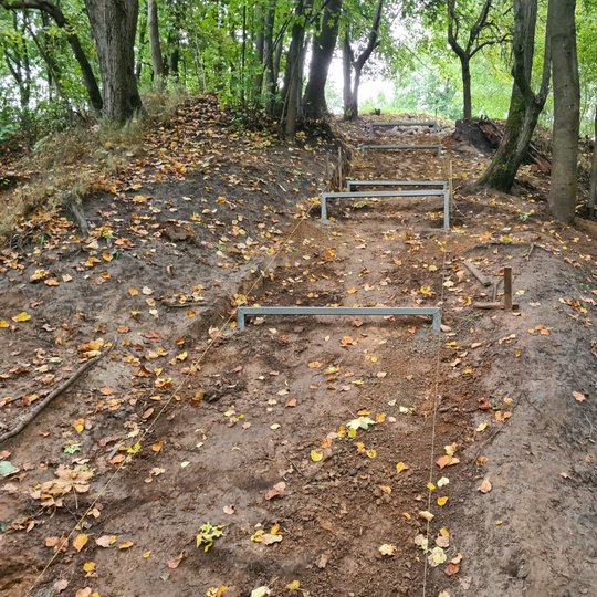 Pradėti darbai ir labiausiai į rytus nutolusioje Kalnų parko dalyje – Gedimino kapo kalne. Pirmosios laiptų metalinės konstrukcijos įkasamos į žemę. Aplink daug medžių ir krūmų.