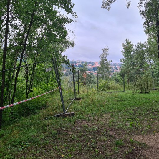 Kalnų parke, netoli Trijų Kryžių paminklo, aptverta pirmoji statybvietė. Čia rangovas planuoja pradėti tvarkymo darbus: sutvarkyti aplink Karigailos kalną asfaltuotą taką, įrengti pėsčiųjų takus Bekešo kalno laiptų link, likviduoti lankytojų užmindžiotus 