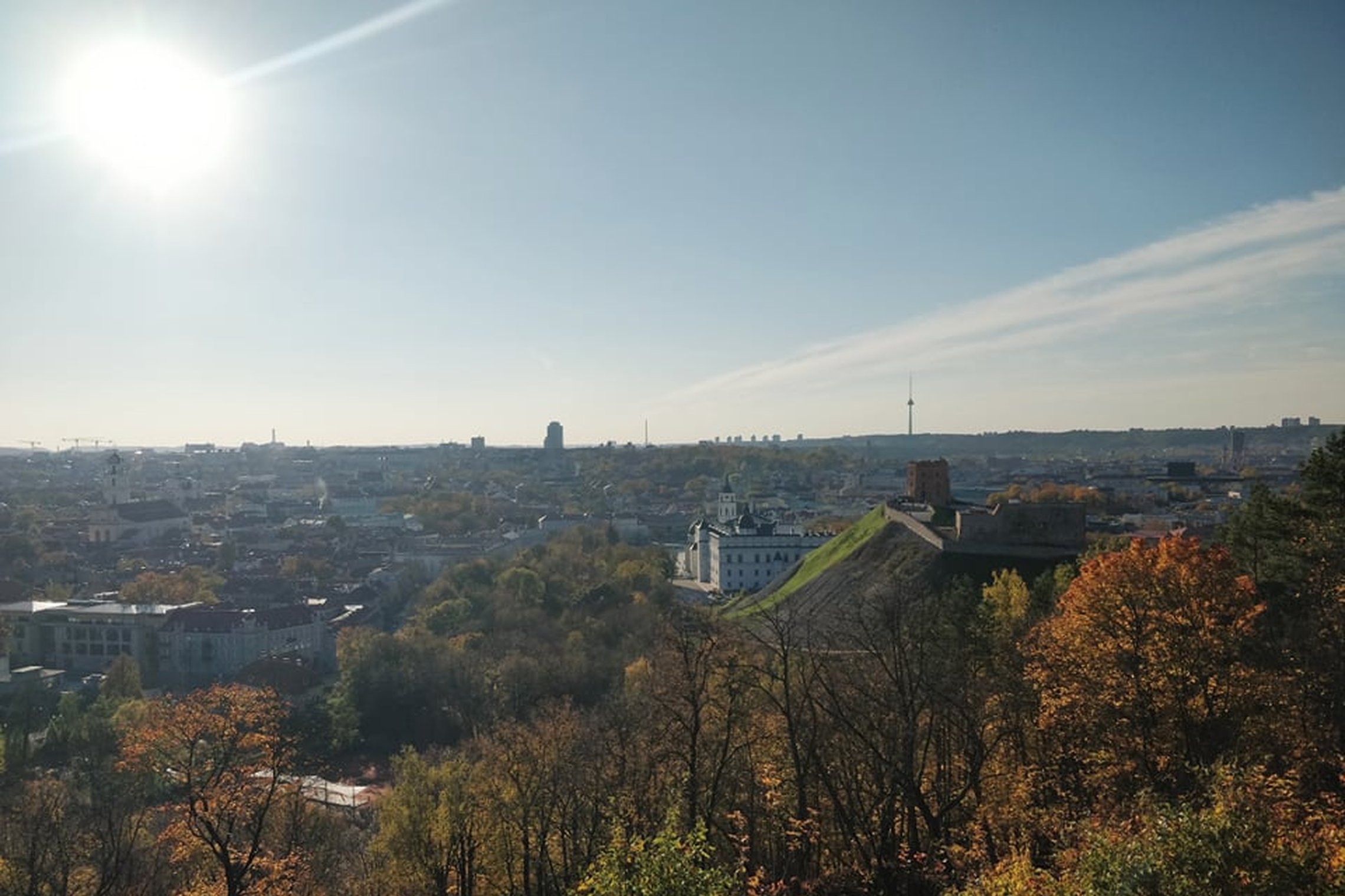  Nuostabi ir šilta rudens diena ir nuotraukoje daug vaiskaus dangaus. Nei vieno debesėlio. Vaizdas nuo Trijų kryžių kalno. Matosi Gedimino pilis, Valdovų rūmai ir visas miestas. Nuotraukos pirmame plane - daug medžių. Jie dar kažkiek, bet nedaug turi page