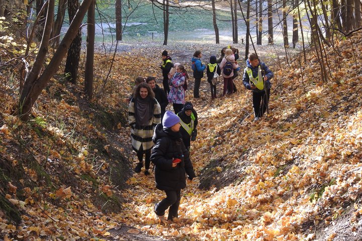 Nuotraukoje saulėto rudens vaizdas Kalnų parke. Pirmame plane iš nuotraukos kairės ir dešinės pusės link vidurio du statūs šlaitai, susijungia sudarydami gilią raguvą. Tolimesniame nuotraukos plane matyti kalva, su nuokalne dešinėn. Visa kalvota vietovė