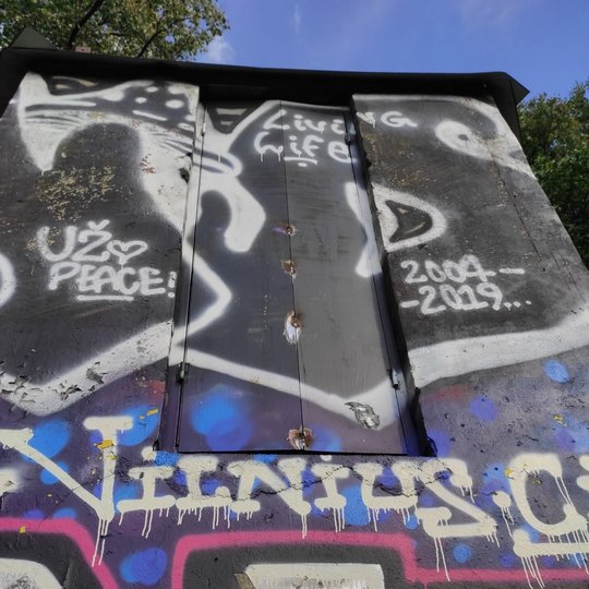 Bokštelio sienos išpaišytos graffiti piešiniais.