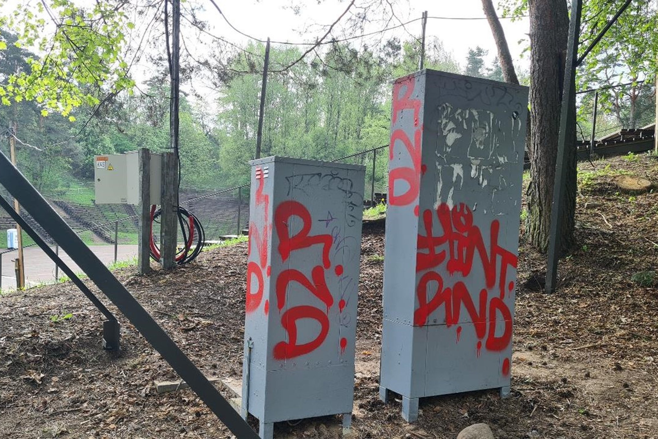  Elektros spintos ir kiti elektros įrenginiai išteplioti graffiti piešiniais laukia perdažymo.