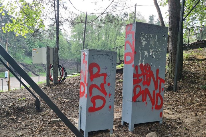  Elektros spintos ir kiti elektros įrenginiai išteplioti graffiti piešiniais laukia perdažymo.