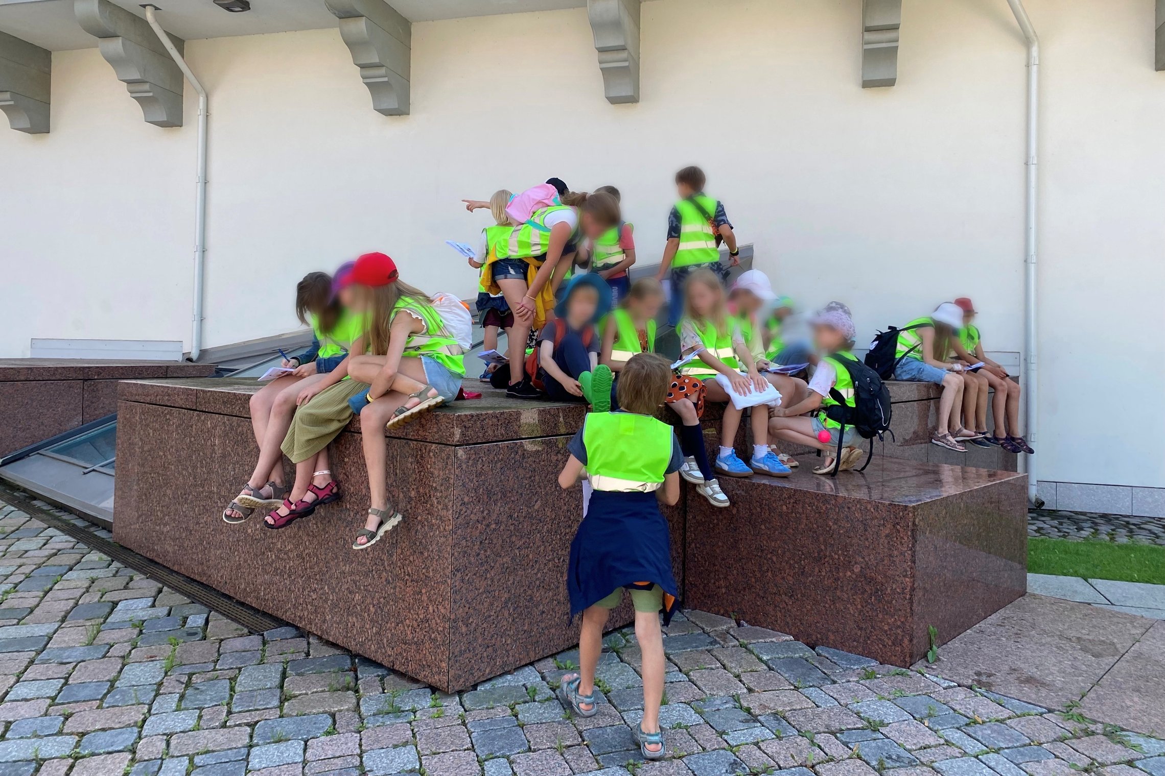 Vaikai iš Vilniaus etninės kultūros centro stovyklos ilsisi po edukacijos prie Valdovų rūmų
