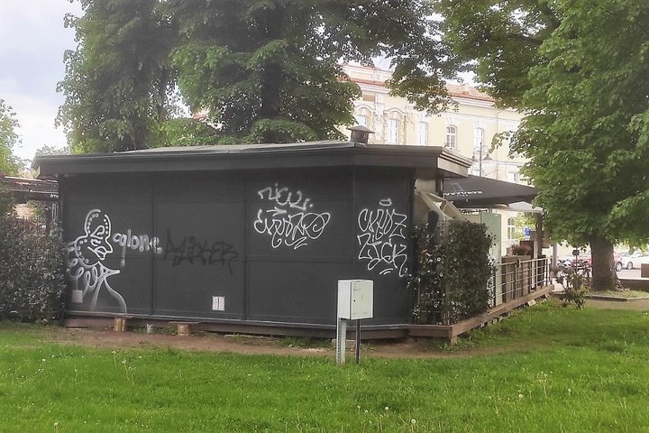 Išpuršti graffiti piešiniai nuo kavinės „Grill Terrace“ paviljono sienos.