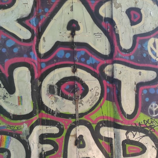 Bokštelio sienos išpaišytos graffiti piešiniais.