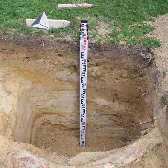Kalnų parke, aplink Karigailos kalną, burzgia ne tik statybinė technika, bet ir tyliai kasa archeologai. Čia pradėti tirti žvalgomieji šurfai, siekiant išsiaiškinti, kokiame gylyje yra archeologinis sluoksnis, koks jo išlikimo laipsnis ir pobūdis.