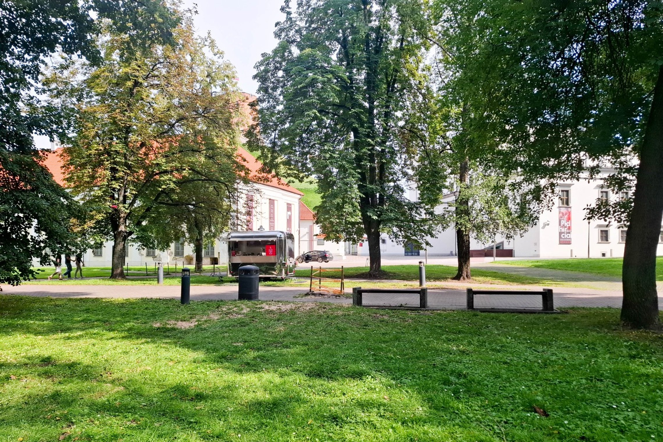 Prie Lietuvos nacionalinio muziejaus Naujojo arsenalo ir Valdovų rūmų vakarinio korpuso buvęs pavojingas medis pašalintas. Pėsčiųjų take prie prekybos maistu vagonėlio likęs kelmas aptvertas laikinu atitvaru.