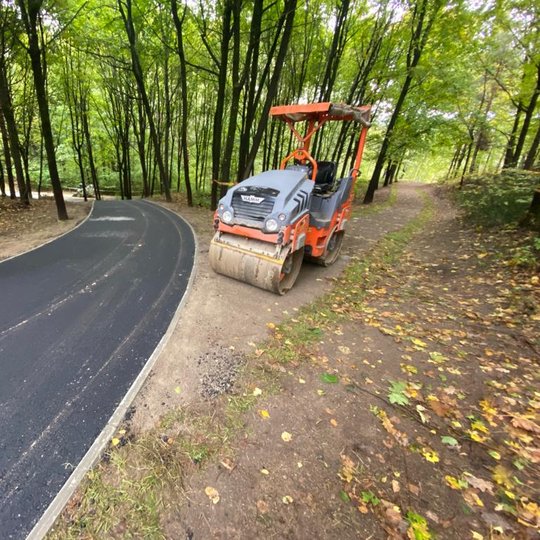 Asfaltuojamas takas nuo Trijų Kryžių paminklo laiptų iki Stalo kalno laiptų. Šis takas juosia kalvą, kurią šiandien vis dažniau vadinama Karigailos kalnu. Takas jungia Trijų Kryžių paminklą su Stalo kalnu ir Kalnų parko estrada iš pietų pusės.