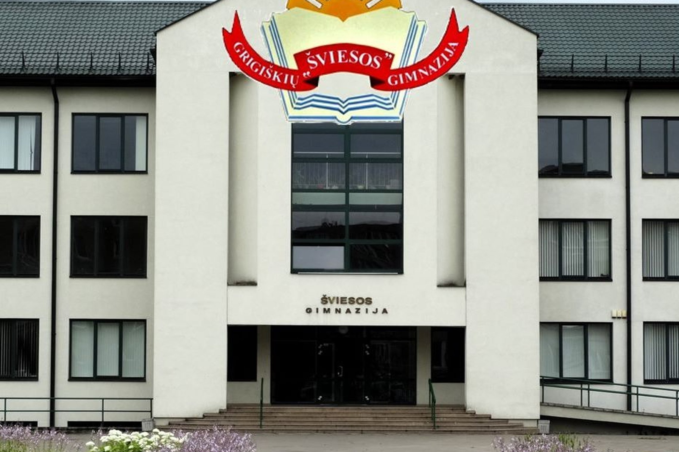 Grigiškių Šviesos gimnazijos pastatas ir logotipas.
