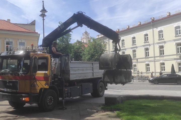 Pagal stilių vos ne sovietmetį menančios klombos ir šiukšliadėžės utilizuotos. Tenka atsisveikinti su klombomis ir šiukšliadėžėmis, kurios savo stiliumi primena gūdų sovietmetį.