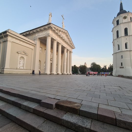 Katedros aikštės laiptų pakopos, kurios yra išjudėjusios iš savo vietos ir yra tvarkytinos.