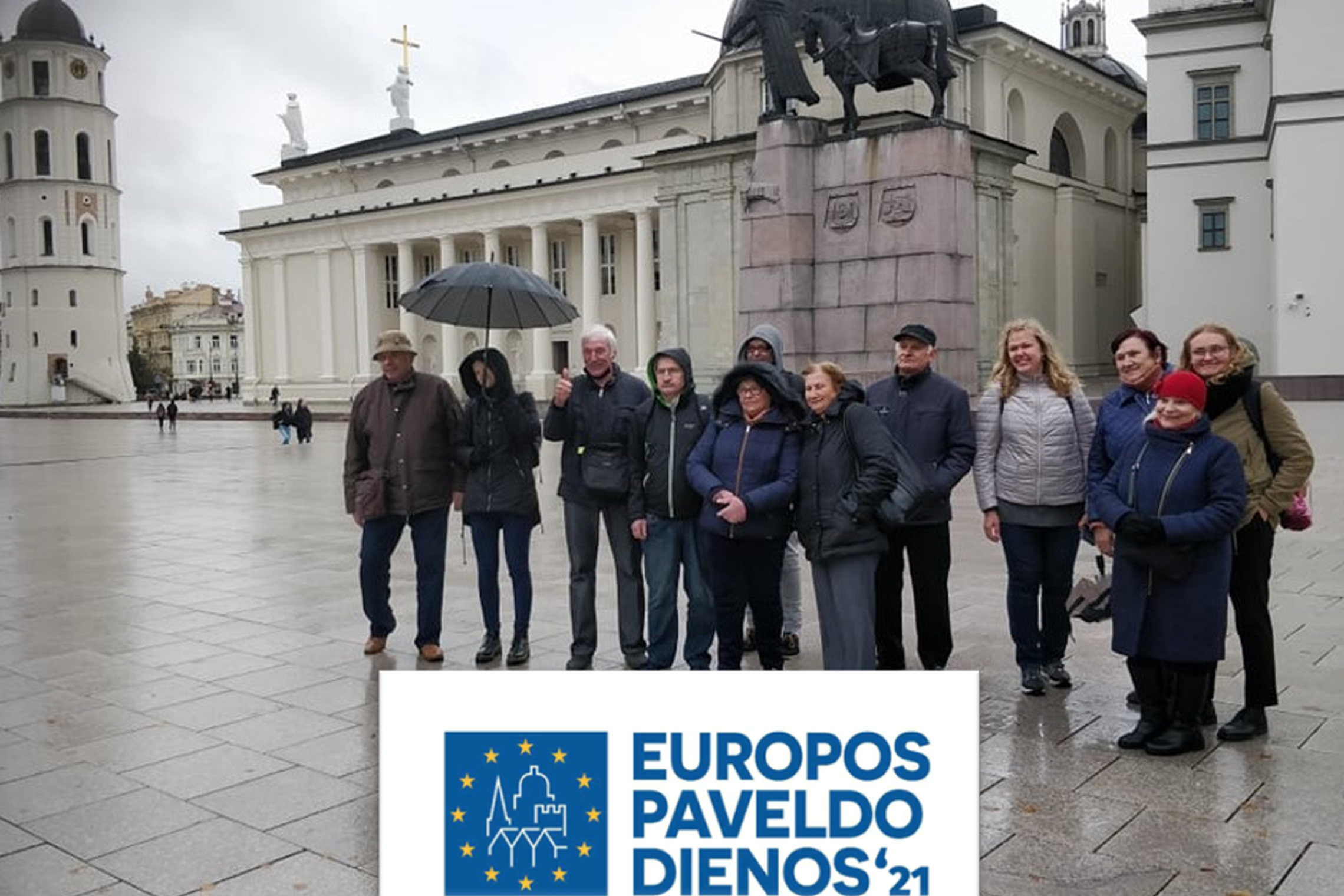Lietinga diena ir nemaža ekskursijos dalyvių grupė Vilniaus katedros aišktėje, šalia Gedimino paminklo.