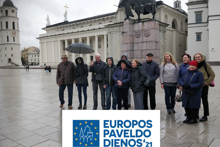 Lietinga diena ir nemaža ekskursijos dalyvių grupė Vilniaus katedros aišktėje, šalia Gedimino paminklo.