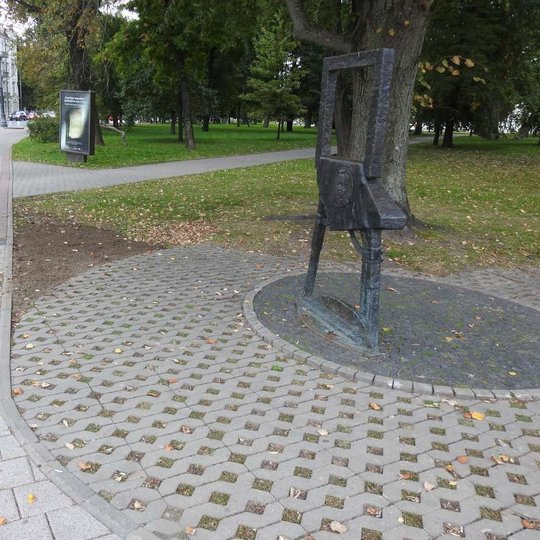 Sutvarkytas ir trinkelių ratas, esantis aplink paminklą dailininkui Mstislavui Dobužinskiui.