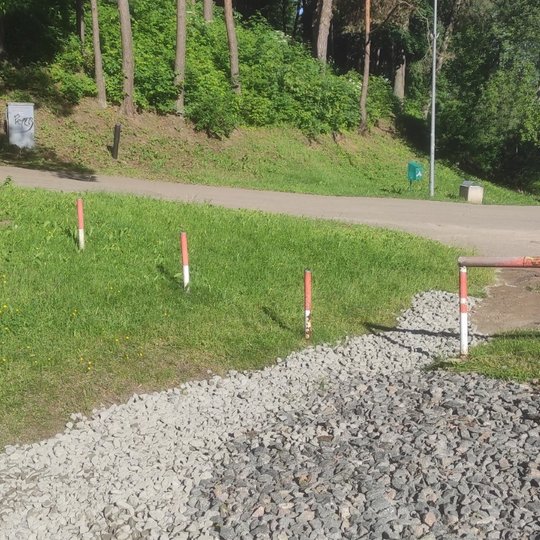 Išpilta skalda palei kelio ir aikštelės pakraštį ir gražiai išgrebliota.