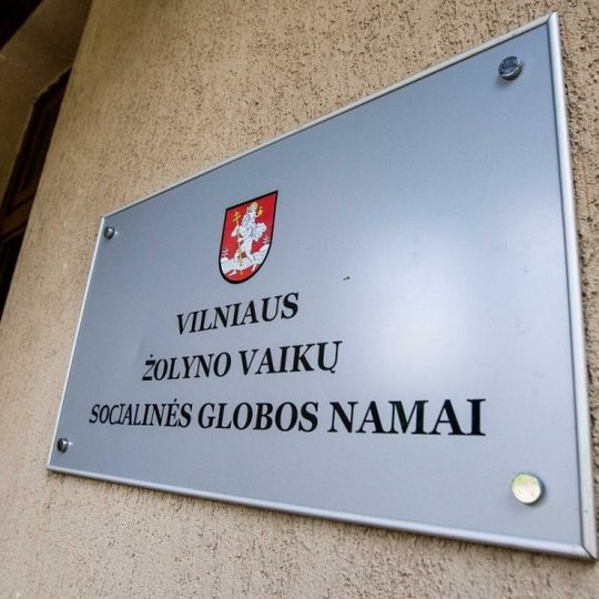 Vilniaus Žolyno vaikų socialinės globos namų iškaba, kabanti prie centrinio įėjimo.