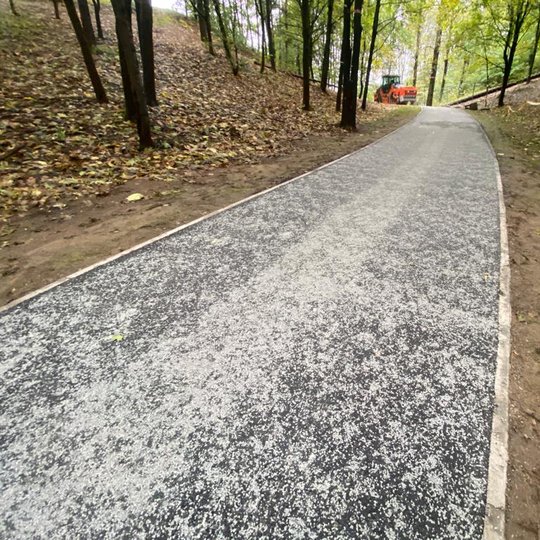 Asfaltuojamas takas nuo Trijų Kryžių paminklo laiptų iki Stalo kalno laiptų. Šis takas juosia kalvą, kurią šiandien vis dažniau vadinama Karigailos kalnu. Takas jungia Trijų Kryžių paminklą su Stalo kalnu ir Kalnų parko estrada iš pietų pusės.