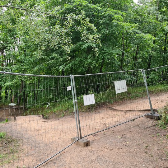 Kalnų parke, netoli Trijų Kryžių paminklo, aptverta pirmoji statybvietė. Čia rangovas planuoja pradėti tvarkymo darbus: sutvarkyti aplink Karigailos kalną asfaltuotą taką, įrengti pėsčiųjų takus Bekešo kalno laiptų link, likviduoti lankytojų užmindžiotus 