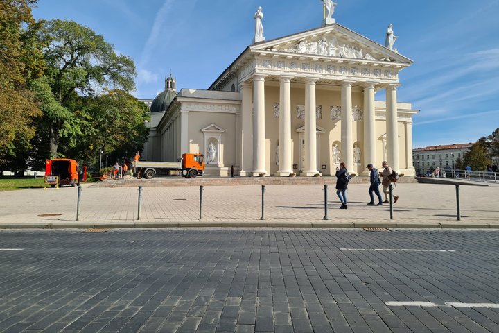 Savivaldybės valdoma įmonė „Grinda“ pradėjo tvarkyti Katedros aikštės „tektoninius“ poslinkius, t.y. dėl nežinomų priežasčių išsikraipusias Katedros aikštės laiptų grantines pakopas