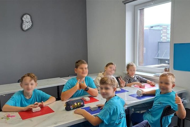 Nuotraukoje vaikai dalyvauja edukacijoje - „Dinastija tavo rankose: lipdyk ir pasakok istoriją“.