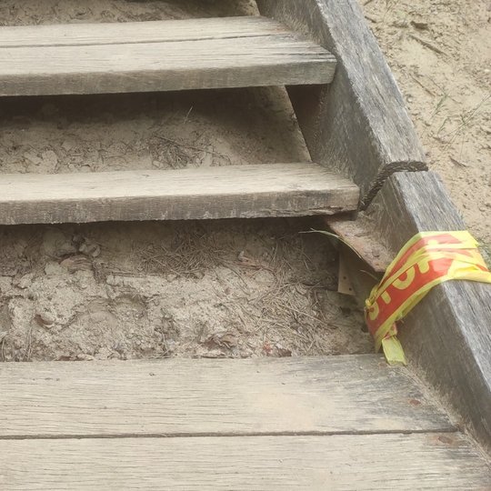 Sulužę Bekešo kalno mediniai laiptai prieš remontą.