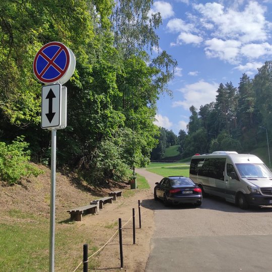 Viršutinės automobilių stovėjimo aikštelėje buvo įrengti kelio ženklai, draudžiantys sustoti ir stovėti.