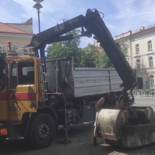 Pagal stilių vos ne sovietmetį menančios klombos ir šiukšliadėžės utilizuotos. Tenka atsisveikinti su klombomis ir šiukšliadėžėmis, kurios savo stiliumi primena gūdų sovietmetį.