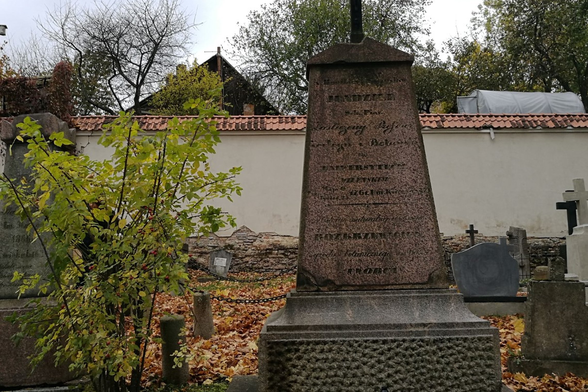 Bernardinų kapinės. Netoli kapinių tvoros yra Vilniaus universiteto profesoriaus Stanislovo Bonifaco Jundzilo kapas.