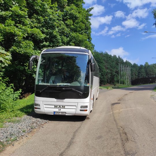 Viršutinės automobilių stovėjimo aikštelėje buvo įrengti kelio ženklai, draudžiantys sustoti ir stovėti.