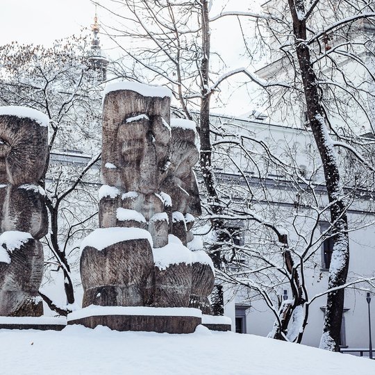 Apsnigtos skulptūros Vilniaus pilių teritorijoje. Skulptūra vadinasi „Lietuviška baladė“, tačiau tai trys didžiulės, gigantiškos galvos. Žmonės šias skulptūras vadino - Trys Karaliai. Už skulptūrų matosi Vilniaus katedra.