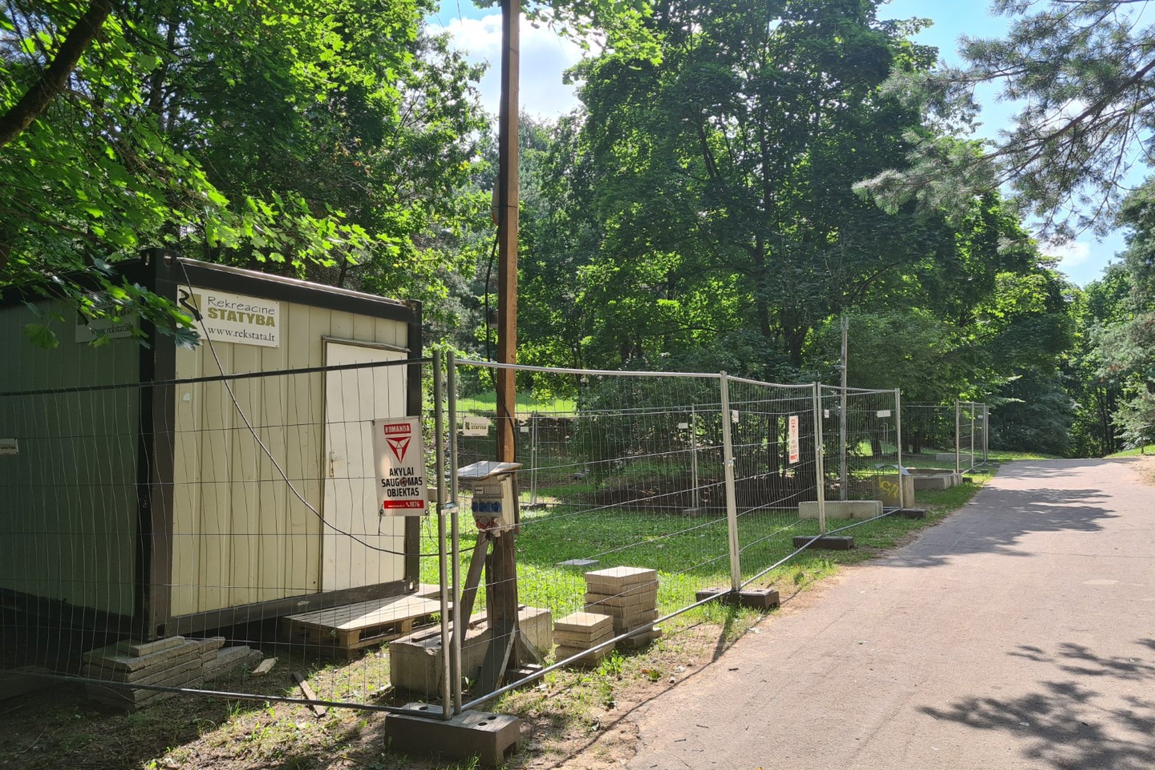 Kalnų parke prasidėjo parengiamieji statybos darbai. Rangovas netoli Trijų Kryžių laiptų jau atsivedė elektrą, aptvėrė aikštelę statybinių medžiagų sandėliavimui, taip pat pastatė buitinių patalpų konteinerį. Netrukus bus aptvertas ir pirmoji statybvietės