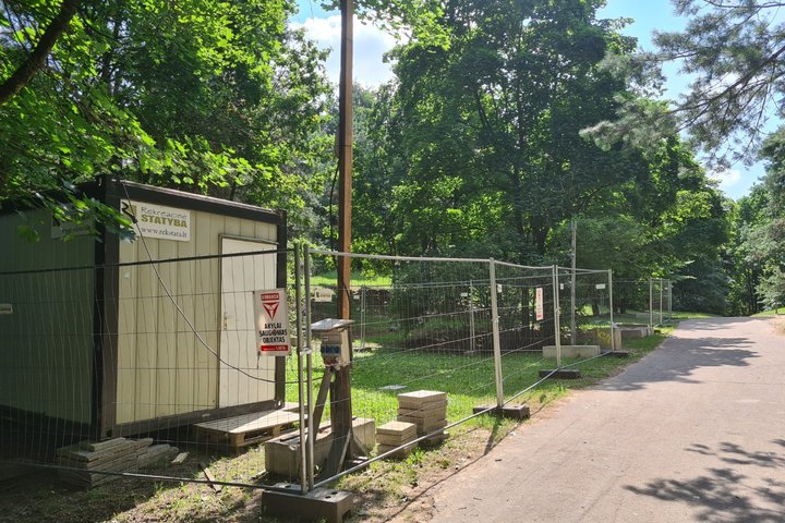 Kalnų parke prasidėjo parengiamieji statybos darbai. Rangovas netoli Trijų Kryžių laiptų jau atsivedė elektrą, aptvėrė aikštelę statybinių medžiagų sandėliavimui, taip pat pastatė buitinių patalpų konteinerį. Netrukus bus aptvertas ir pirmoji statybvietės