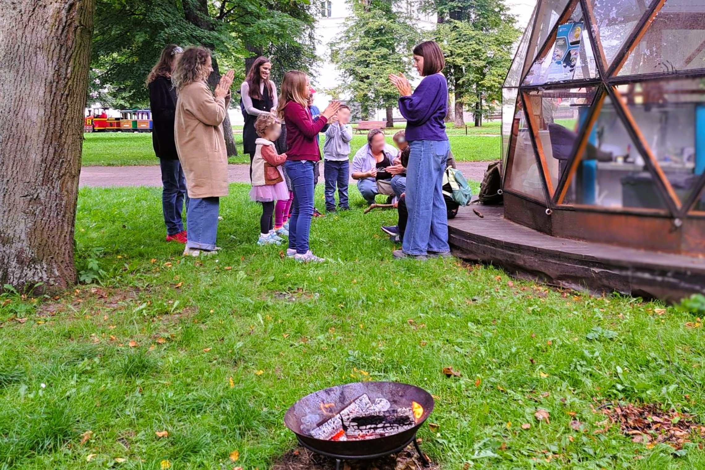 Nuotraukoje vaikai dalyvauja ugnies edukacijoje. Pirmame plane matome laužą.