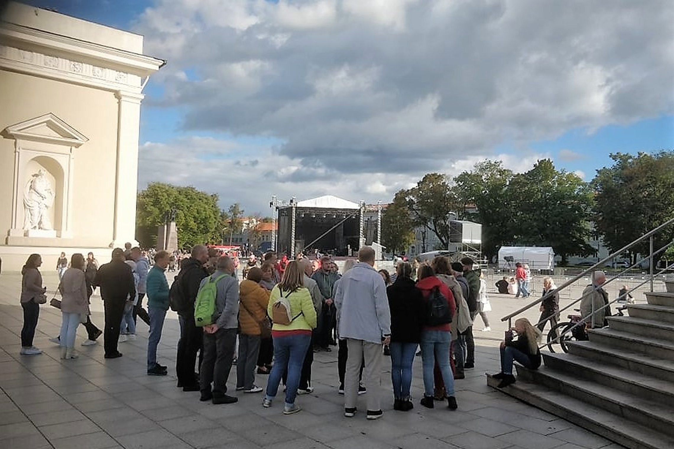 SOSTINĖS DIENOS 2021. Šalia Katedros varpinės renkasi eksursijos dalyviai. Saulėtas rudens vakaras. Pakankamai šilta.