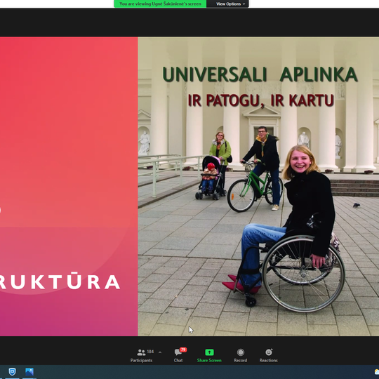 Vyksta nuotoliniai Lietuvos žmonių su negalia sąjungos (LŽNS) mokymai „Bendravimo su neįgaliaisiais ypatumai“. Nuotraukoje kompiuterio ekranas su daug žmonių veidu. Jie mojuoja rankomis.