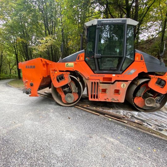 Asfaltuojamas takas nuo Trijų Kryžių paminklo laiptų iki Stalo kalno laiptų. Šis takas juosia kalvą, kurią šiandien vis dažniau vadinama Karigailos kalnu. Takas jungia Trijų Kryžių paminklą su Stalo kalnu ir Kalnų parko estrada iš pietų pusės.