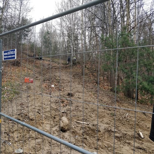Metalinė ir laikina tvora draudžia eiti į Bekešo kalną - vyksta laiptų remontas.